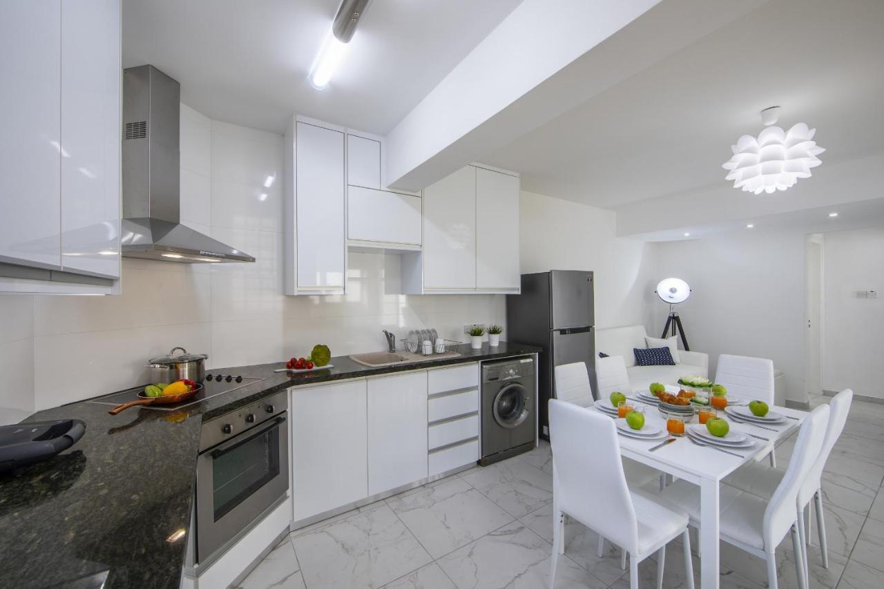 Larnaca Finikoudes Suite Екстериор снимка